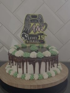 Gepersonaliseerde gaming taarttopper in acryl met naam en leeftijd