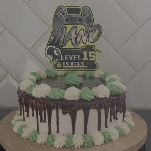 Gepersonaliseerde gaming taarttopper in acryl met naam en leeftijd
